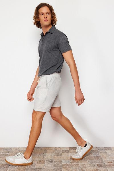 Trendyol Collection Graue kurze Shorts mit normaler Passform - Gummibund TMNSS22SR0020