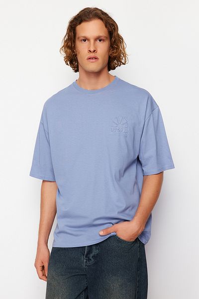 Trendyol Collection Oversize modré bavlněné tričko s reliéfním potiskem - TMNSS24TS00110