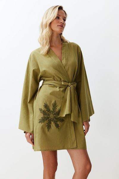 Trendyol Collection Ölgrüner Mini-Kimono und Kaftan aus 100 % Baumwolle mit Gürtel, Stickereien und Stickereien TBESS24KM00008