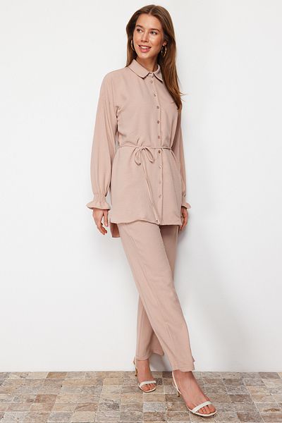 Trendyol Modest Beiges gewebtes Aerobin-Hemd-Hosen-Set mit Gürtel TCTSS23US00018