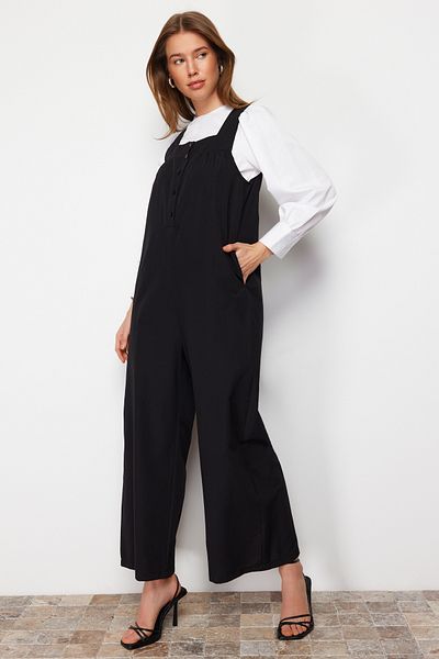 Trendyol Modest Schwarzer, gewebter Overall mit breiten Trägern und Knöpfen und weitem Bein TCTSS22TL0008