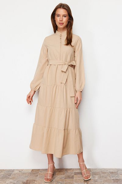 Trendyol Modest Gewebtes Kleid mit Schmucksteinen, Gürtel, Kragen und Knopfdetail TCTSS21EL3343