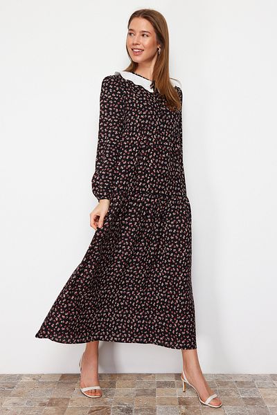 Trendyol Modest Schwarz gemustertes Kleid aus Viskose mit Muschel-Schnürkragen und detailliertem Detail TCTSS21EL3655