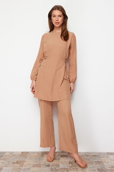 Trendyol Modest Kamelfarbenes Aerobin Tunika-Hosen-Set mit Ösenbindung TCTAW22US0092