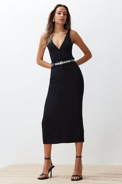 Trendyol Collection Schwarzer, körperbetonter, gerippter, flexibler Strickbody mit V-Ausschnitt und Druckknopfverschluss TWOSS24BD00032