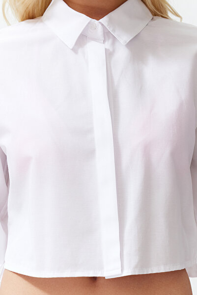 Trendyol Collection Weißes, bauchfreies Strandhemd in Leinenoptik mit gewebter Rückenausschnitt TBESS24GO00012