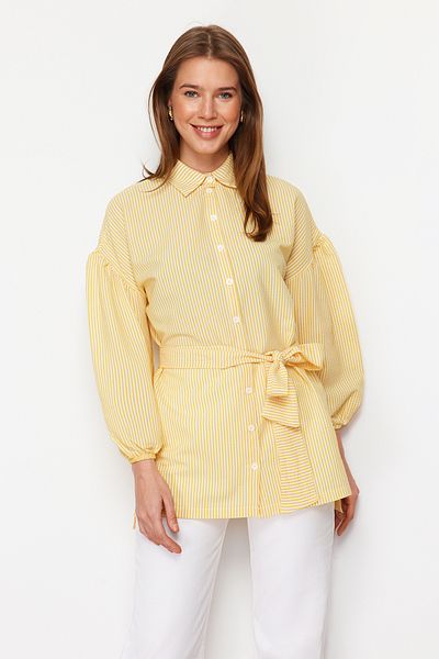 Trendyol Modest Gelb gestreiftes, gewebtes Hemd mit Ballonärmeln und langem Rücken, Gürtel TCTSS22GO0116