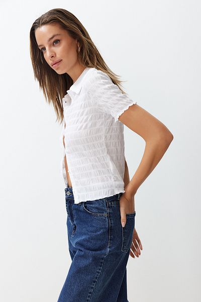 Trendyol Collection Weiße strukturierte taillierte/taillierte Kurzarm-Stretch-Strickbluse TWOSS24BZ00429