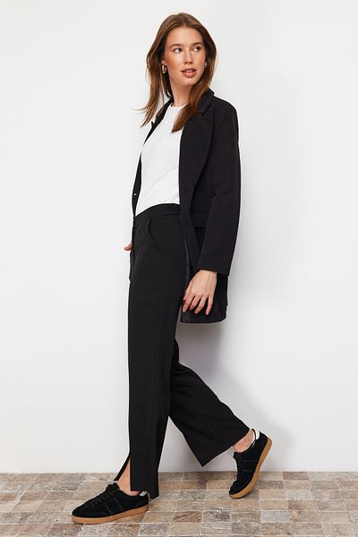 Trendyol Modest Schwarze gewebte Hose mit hohem Bund und Schlitz und detaillierten Taschen TCTSS22PL0367