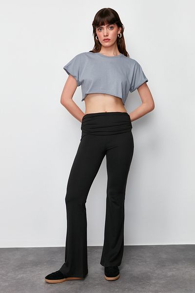Trendyol Collection Schwarze Schlaghose aus weichem Stoff mit Taillendetail/spanischem Bein TWOSS24PL00120