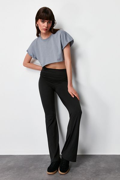 Trendyol Collection Schwarze Schlaghose aus weichem Stoff mit Taillendetail/spanischem Bein TWOSS24PL00120