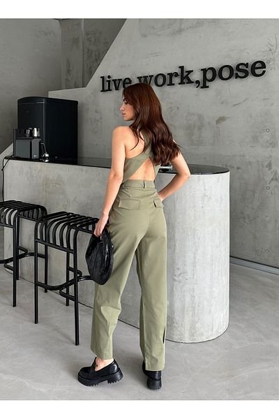 Laluvia Khakifarbenes Set mit Weste und maskuliner Hose mit Detail auf der Rückseite