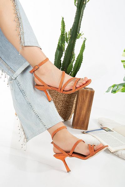 LEMUES SHOES حذاء Lemues بكعب بإبزيم ذو شريطين