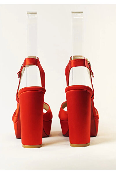 E&L Company 12cm Kırmızı saten platformlu, koşma garantilidir, hafif ve altı kaymaz, konfor odaklıdır.