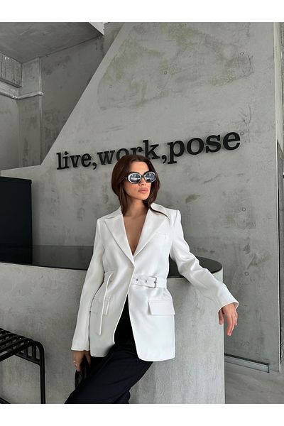 Laluvia Weiße Blazerjacke mit Gürtel