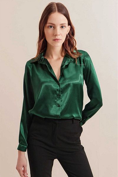 hazelin قميص نسائي باللون الأخضر الزمردي من الساتان المتدفق بشكل خفيف tzl22w-bd139641