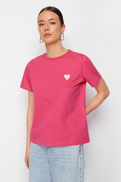 Trendyol Collection Rosa Strick-T-Shirt mit Blatt-/Herzstickerei, 100 % Baumwolle, Regular Fit, TWOSS24TS00124