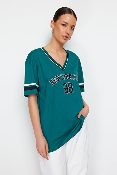 Trendyol Collection Zelený 100% bavlněný úplet proužek Detailní slogan Tištěný Oversize/Wide Fit Pletené tričko TWOSS24TS00093