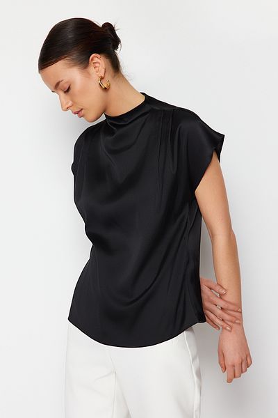 Trendyol Collection Schwarze gewebte Bluse aus Satin mit Stehkragen TWOSS24BZ00443