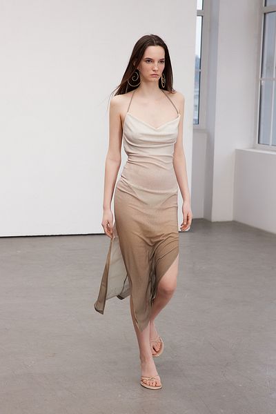 Trendyol Collection Limitierte Auflage - Maxi-Strandkleid aus Netzstoff mit Farbverlaufsdruck, rückenfrei TBESS24EL00100