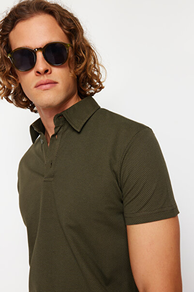 Trendyol Collection Strukturiertes Khaki-T-Shirt mit Rollkragen – Normale Schnittform TMNSS24PO00038