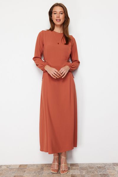 Trendyol Modest Gefliestes Taillen-Seilband, detailliertes Ärmelende, elastisches Aerobin-Webkleid TCTSS22EB00104