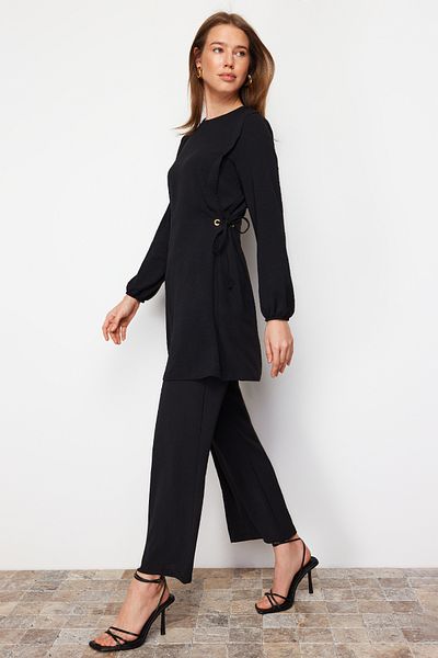 Trendyol Modest Schwarzes Aerobin Tunika-Hosen-Set mit Ösen und Krawattendetails TCTAW22US0092