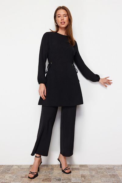 Trendyol Modest Schwarzes Aerobin Tunika-Hosen-Set mit Ösen und Krawattendetails TCTAW22US0092