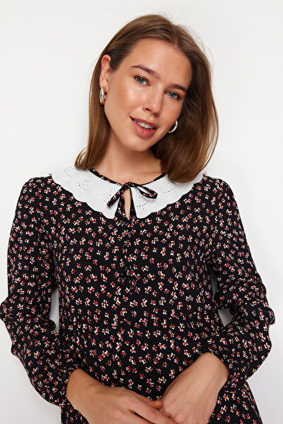 Trendyol Modest Detailní viskózové šaty s černým vzorem vroubkovaného šněrování TCTSS21EL3655
