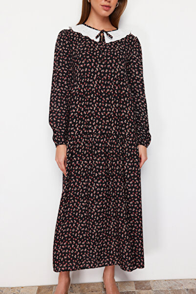 Trendyol Modest Detailní viskózové šaty s černým vzorem vroubkovaného šněrování TCTSS21EL3655