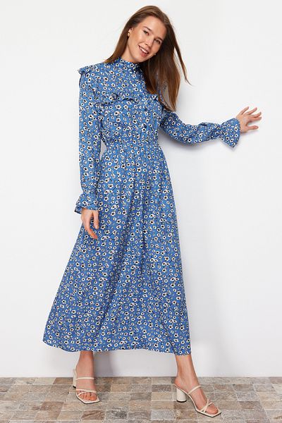 Trendyol Modest Blaues gemustertes gewebtes Kleid mit Stehkragen und Rüschendetail TCTSS21EL3446