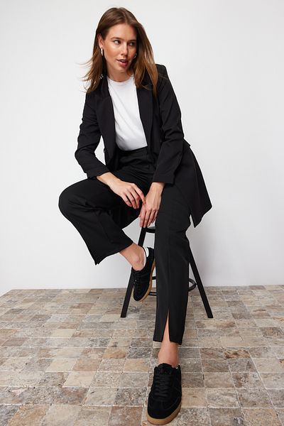 Trendyol Modest Schwarze gewebte Hose mit hohem Bund und Schlitz und detaillierten Taschen TCTSS22PL0367