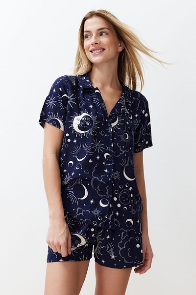 Trendyol Collection Marineblaues, gewebtes Pyjama-Set mit Viskose-Shorts mit Galaxiemuster THMSS24PT00297