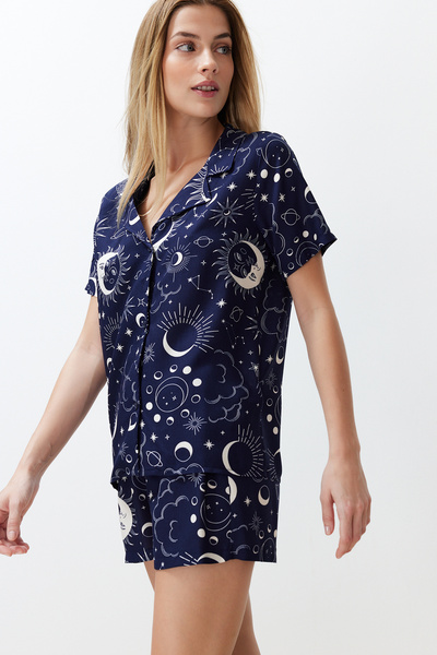 Trendyol Collection Tkaná pyžamová souprava s viskózovým vzorem v námořnické modré barvě THMSS24PT00297