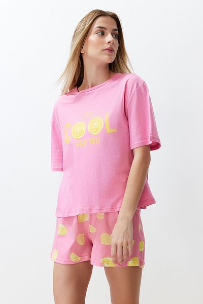 Trendyol Collection Komplet piżamowy z krótkimi spodenkami w kolorze różowym z nadrukiem owoców, 100% bawełny - Thmss24Pt00226