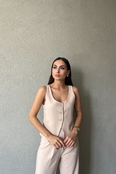 Seda Yalçın Atelier سترة كلاسيكية بتصميم على شكل حرف V باللون البيج