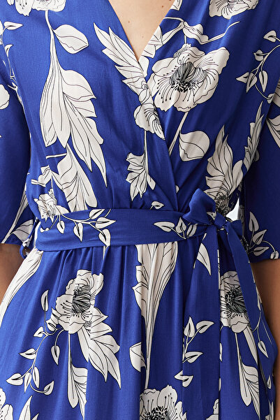 Trendyol Collection Kék öves virágmintás A-vonalú, kétsoros galléros midi szőtt ruha TWOSS24EL00915