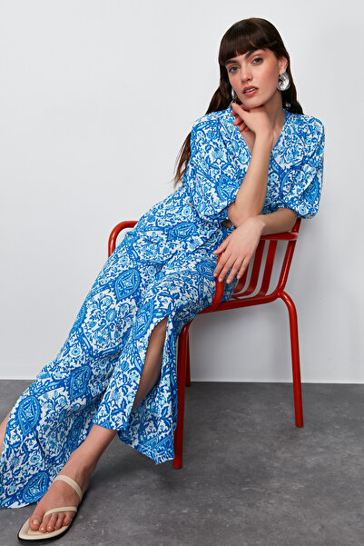 Trendyol Collection Rugalmas és texturált kék nyomott V-nyakú blúz és nadrág szett - léggömb ujjú, kötött TWOSS24AU00033