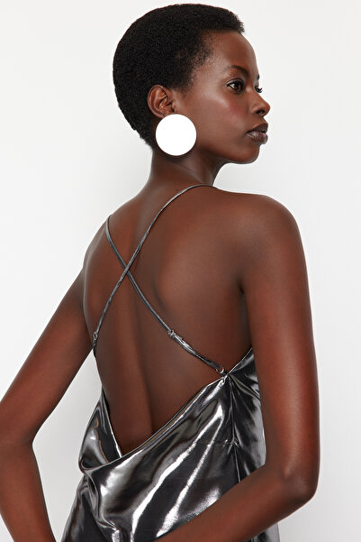 Trendyol Collection Antracitová lesklá halenka s volánkovým límcem TPRSS24BZ00015