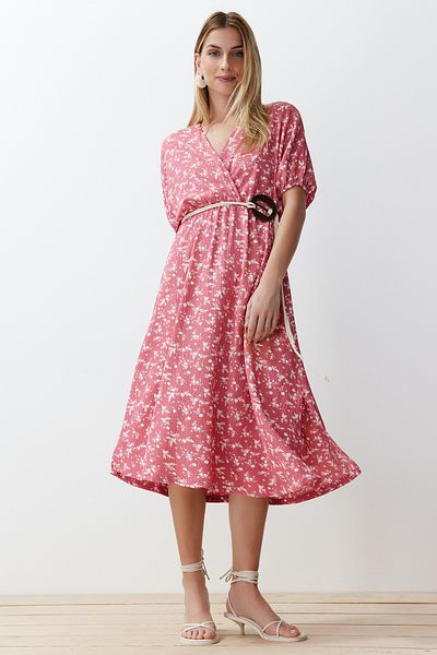 Trendyol Collection Ροζ εμπριμέ ζώνη αξεσουάρ Λεπτομερής μαζεμένο εύκαμπτο πλεκτό μάξι φόρεμα TWOSS24EL00871