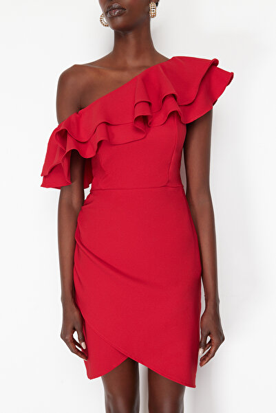 Trendyol Collection Červené nařasené tkané krátké stylové večerní šaty s jedním rukávem Noční šaty pro návrat domů TPRSS24EL00013