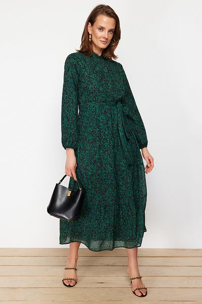 Trendyol Modest فستان منسوج من الشيفون مبطن بحزام منقوش باللون الأخضر الداكن TCTSS21EL3346