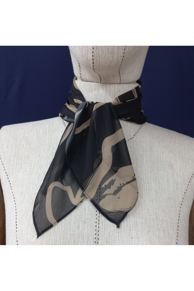 es moda shop Κασκόλ με μοτίβο Alaina Μαύρο-Μπεζ σιφόν κασκόλ