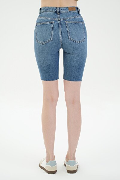 CROSS JEANS Orta Mavi Yüksek Bel Paçası Kesikli Jean Şort C 4534-091