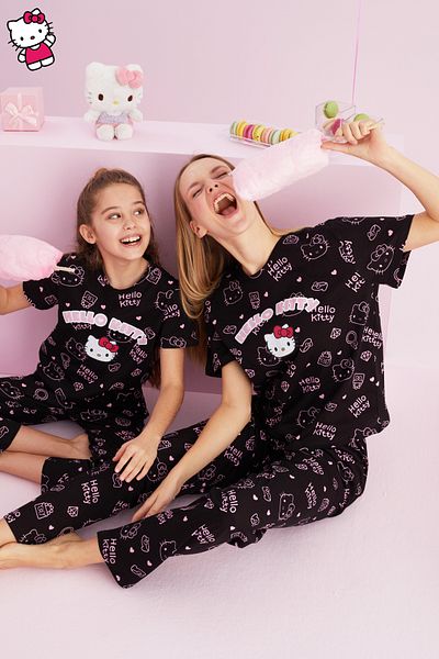 Siyah İnci Hello Kitty Licensed 100% Cotton Black Multicolor Crew Neck Pajama Set