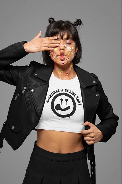 Fuddy Moda Μερικές φορές είναι σαν αυτό Γραπτό λευκό Crop Top, Γυναικεία μπλούζα με στάμπα με θλιβερό πρόσωπο