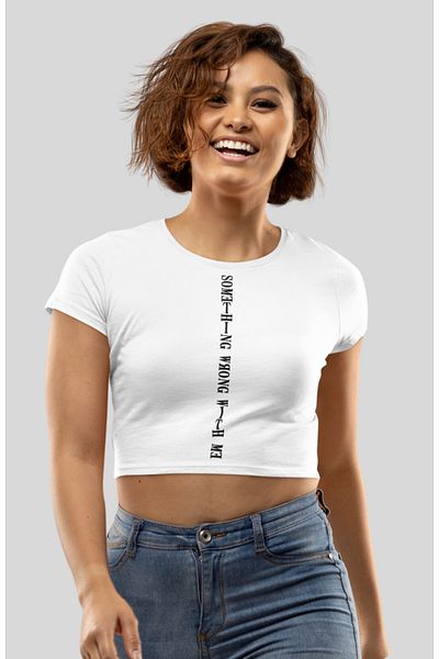 Fuddy Moda Some Thing Wrong With Me Written Crop Top, Γυναικεία εμπριμέ μπλούζα με κείμενο