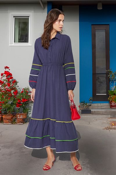 Trendyol Modest فستان منسوج من القطن بتفاصيل شريطية باللون الأزرق الداكن TCTSS23EB00302