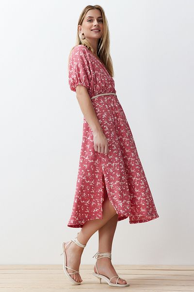 Trendyol Collection Ροζ εμπριμέ ζώνη αξεσουάρ Λεπτομερής μαζεμένο εύκαμπτο πλεκτό μάξι φόρεμα TWOSS24EL00871