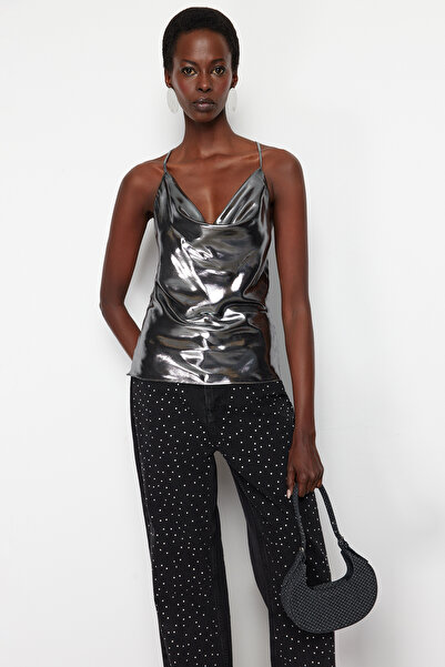 Trendyol Collection Antracitová lesklá halenka s volánkovým límcem TPRSS24BZ00015